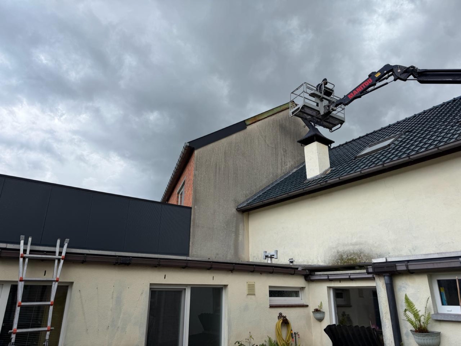 Dakrenovatie met hoogtewerker door Dakwerken Martens in Limburg