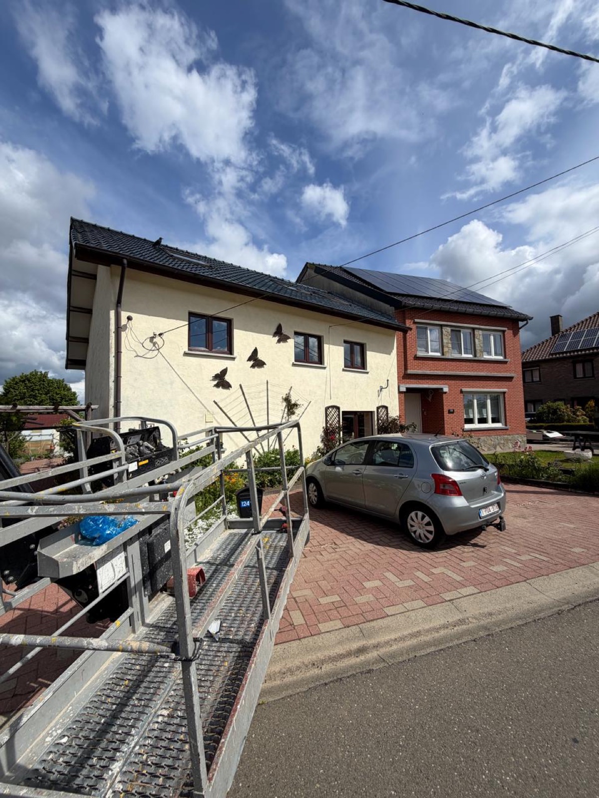 Nieuw dak met zonnepanelen geplaatst op woning in Bilzen-Hoeselt