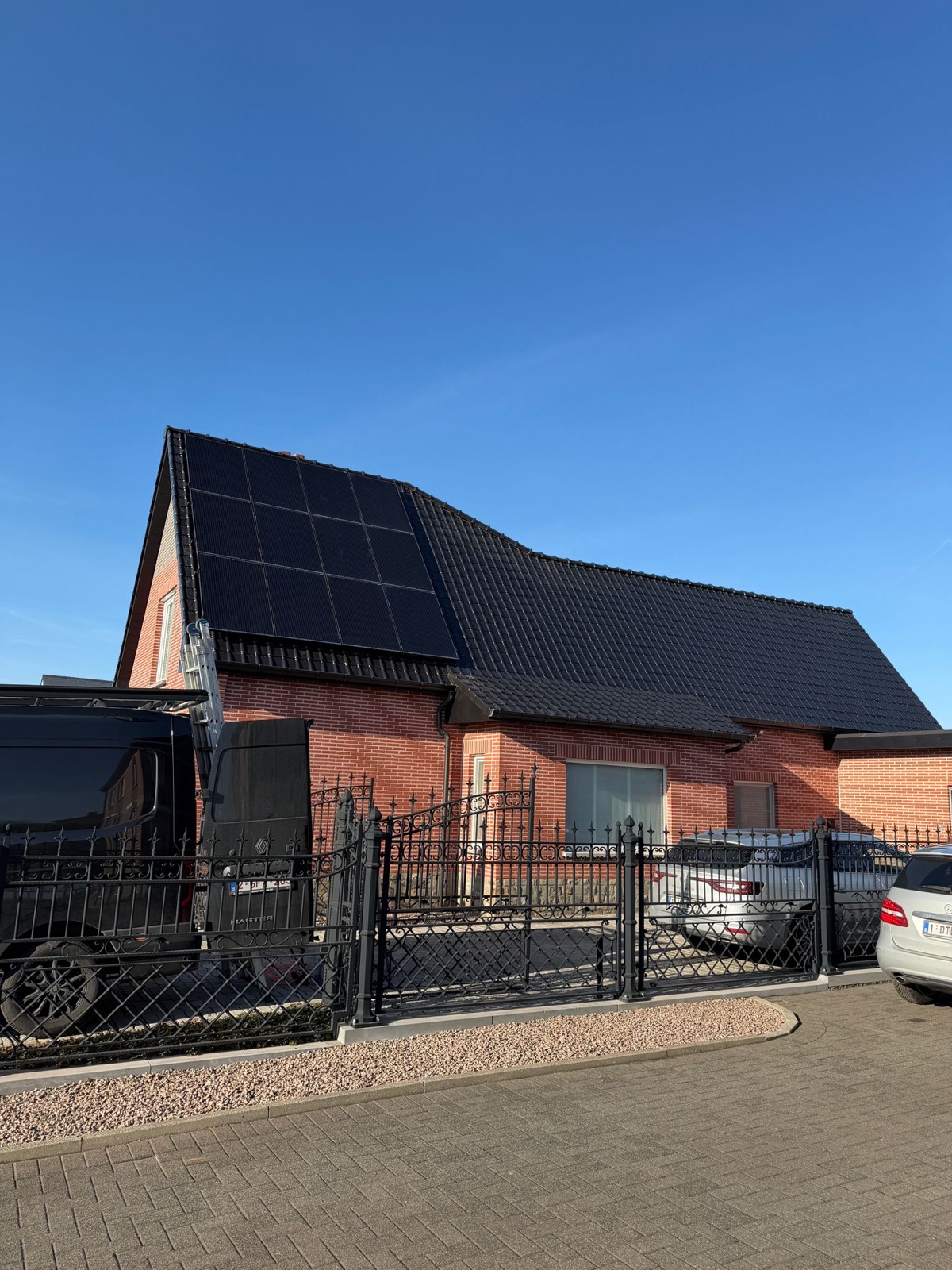 Zonnepanelen op hellend dak geinstalleerd in Limburg