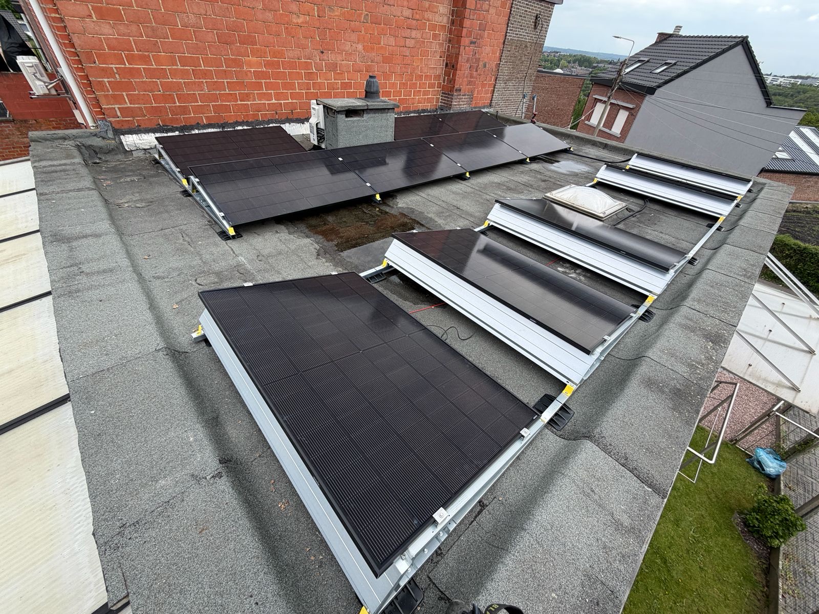Zonnepanelen op plat dak met EPDM-dakbedekking door Dakwerken Martens