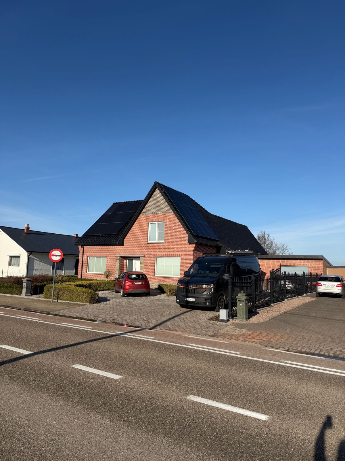 Zonnepanelen geplaatst op woning door Dakwerken Martens
